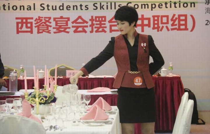 1我校学生陈玉茵荣获2017年全省技能大赛西餐摆台项目一等奖.jpg