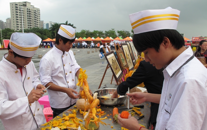 2我校烹饪专业学生参加全省职业教育活动周食品雕刻展示.jpg
