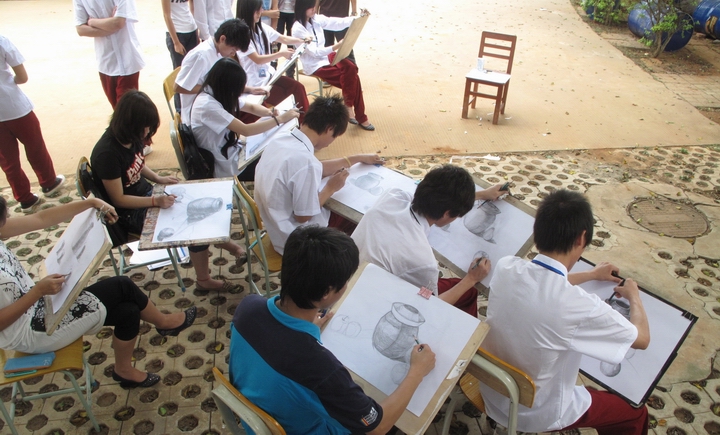 10我校工艺美术专业的学生参加学校广告素描技能比赛.jpg