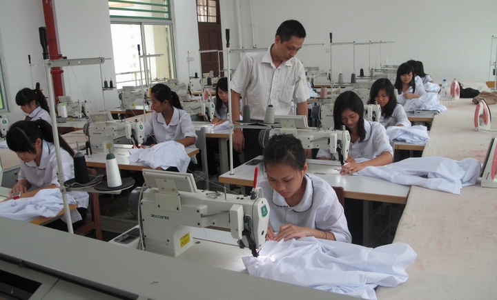 4我校服装设计与制作专业的学生参加学校成衣制作技能比赛.jpg