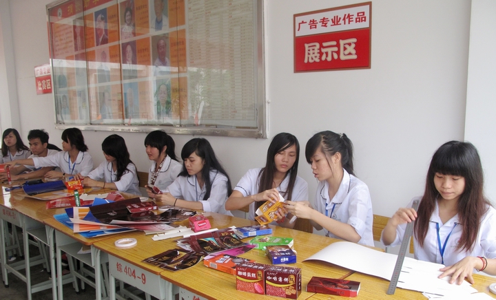11我校工艺美术专业的学生参加学校产品包装技能比赛.jpg